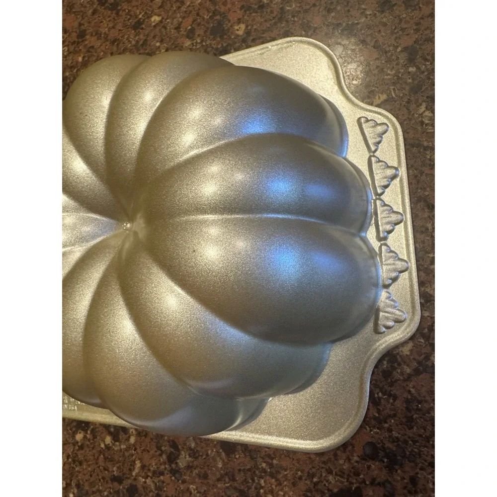 Nordic Ware The Great Pumpkin Aluminum 3D Bundt Cake Pan Mold 10 Cup Halloween